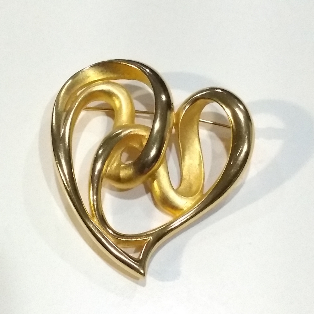 NWOT " E.Pearl " Goldtone Brooch.